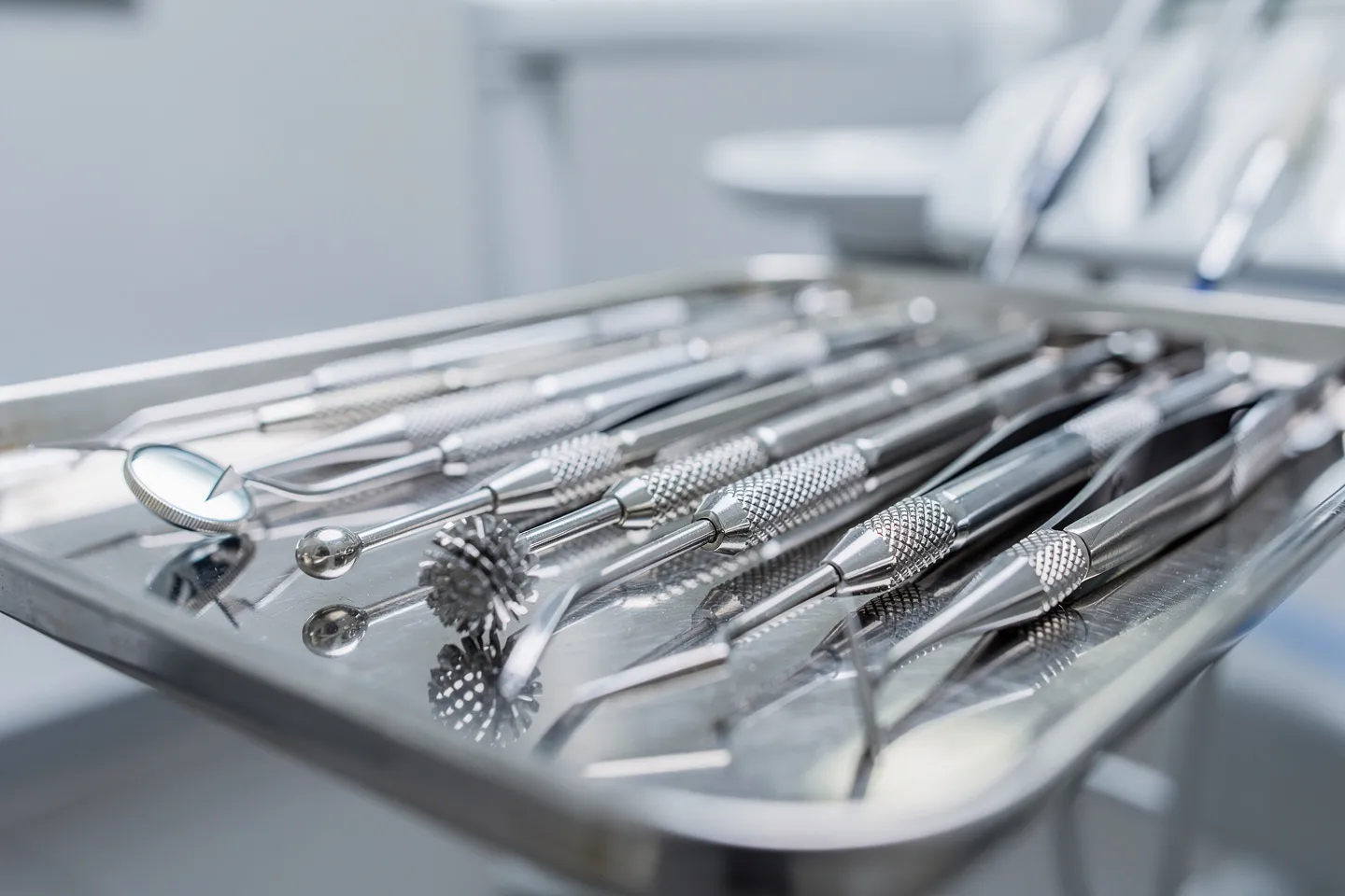 Präzise Zahnarztinstrumente auf einem sterilen Edelstahltablett angeordnet
