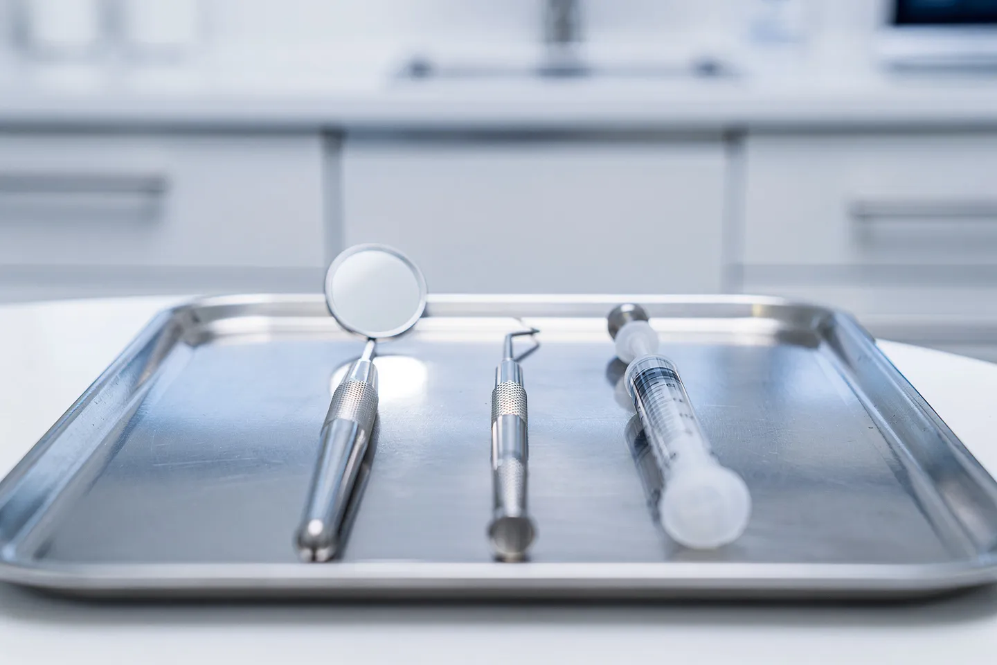 Sterile Zahnarztinstrumente liegen ordentlich auf einem Tablett bereit
