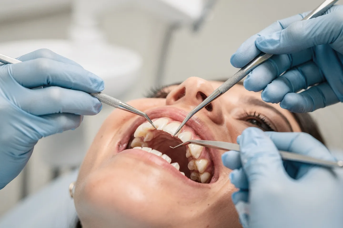 Zahnarzt behandelt Patienten mit präzisen Instrumenten in einer modernen Praxis