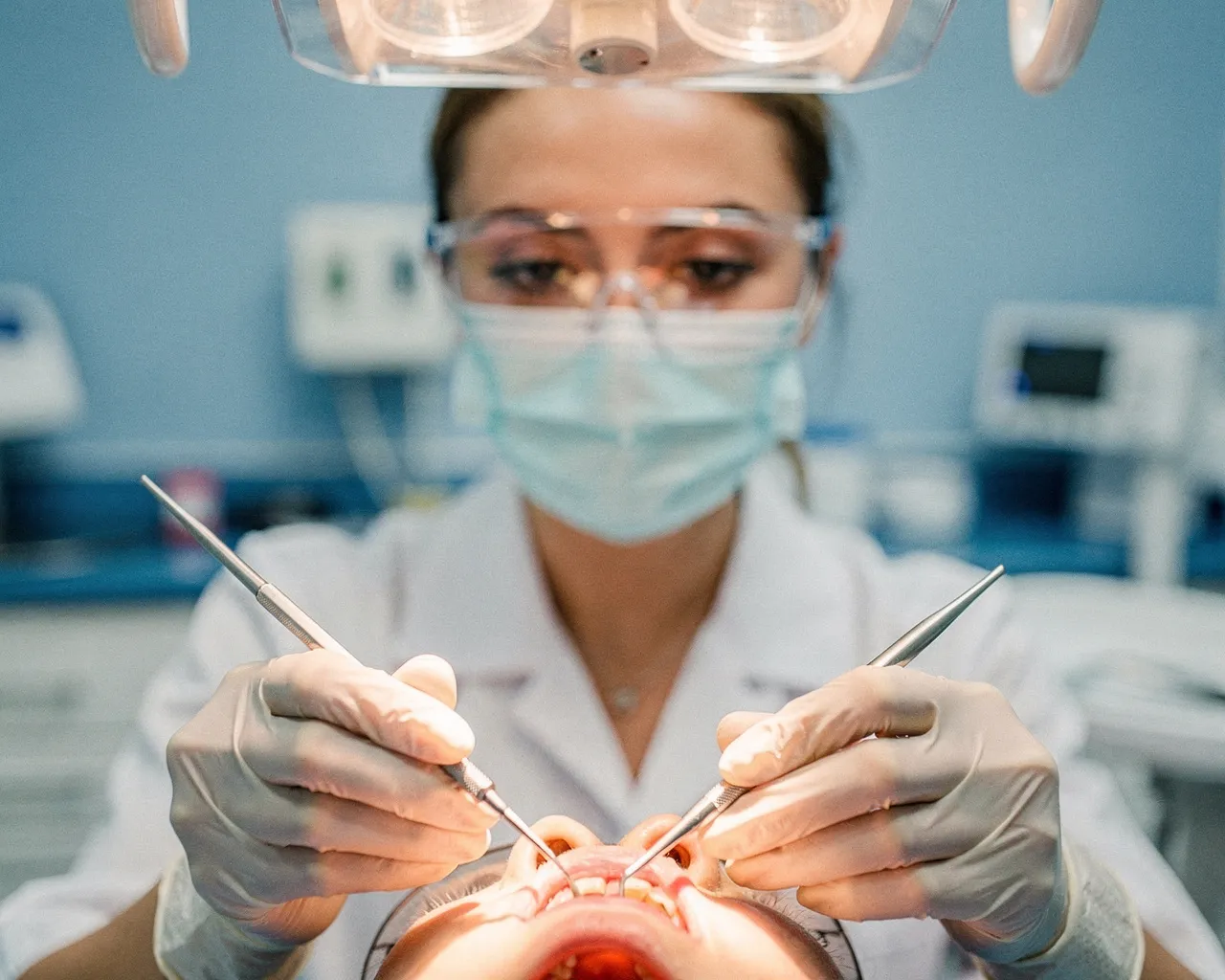 Eine Zahnärztin führt mit Präzisionsinstrumenten eine Behandlung am Patienten durch