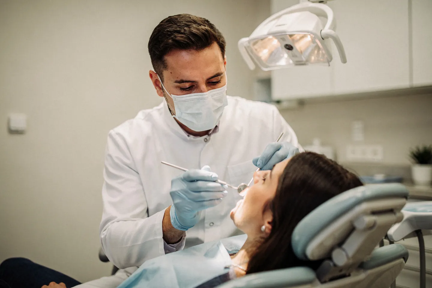 Ein Zahnarzt untersucht sorgfältig die Zähne eines Patienten in einer modernen Praxis