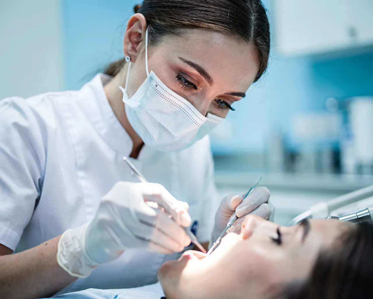 Eine Zahnärztin führt mit Präzision eine zahnmedizinische Behandlung an einem Patienten durch