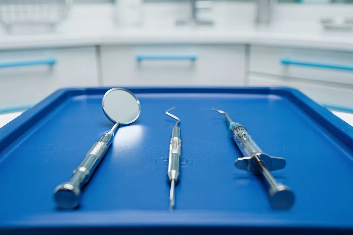 Präzisions-Zahnarztinstrumente liegen ordentlich auf einem sterilen blauen Tablett