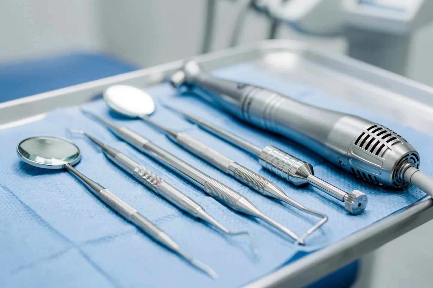 Professionelle Zahnarztinstrumente auf blauem sterilen Tablett angeordnet
