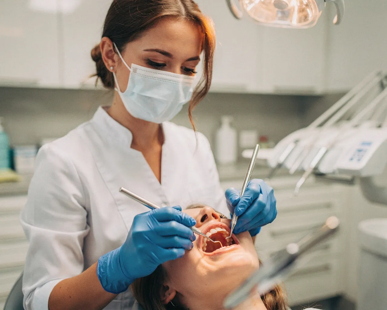 Eine Zahnärztin führt mit Präzision eine zahnmedizinische Behandlung durch