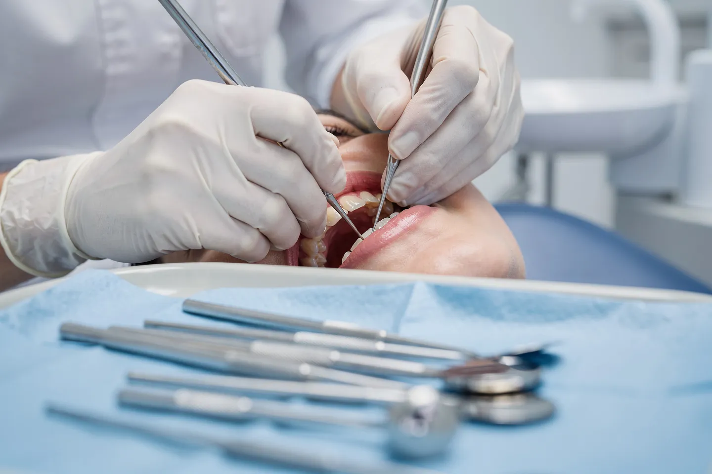 Zahnarzt führt mit präzisen Instrumenten eine Behandlung an einem Patienten durch