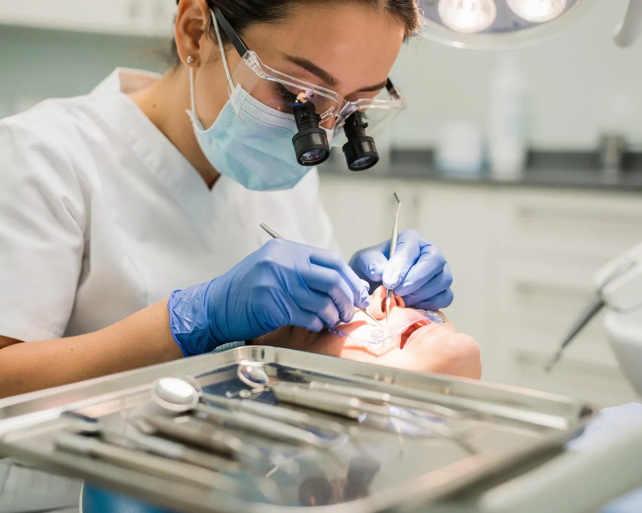 Eine Zahnärztin führt eine präzise zahnmedizinische Behandlung durch mit sterilen Instrumenten