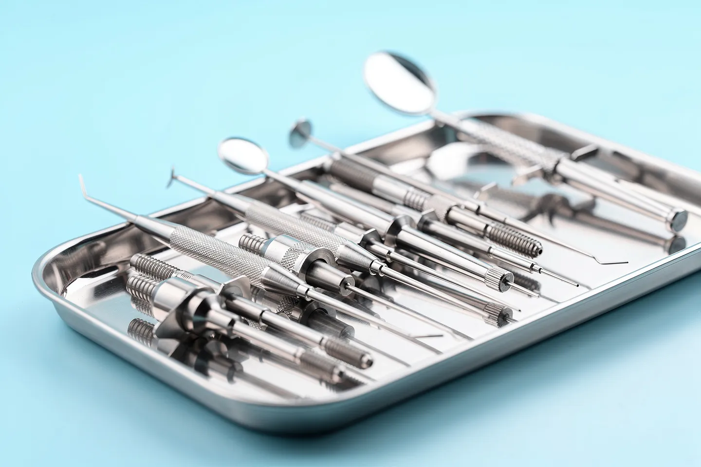 Präzisions-Zahnarztinstrumente auf steriler Silberplatte mit Implantatwerkzeugen und Spiegeln