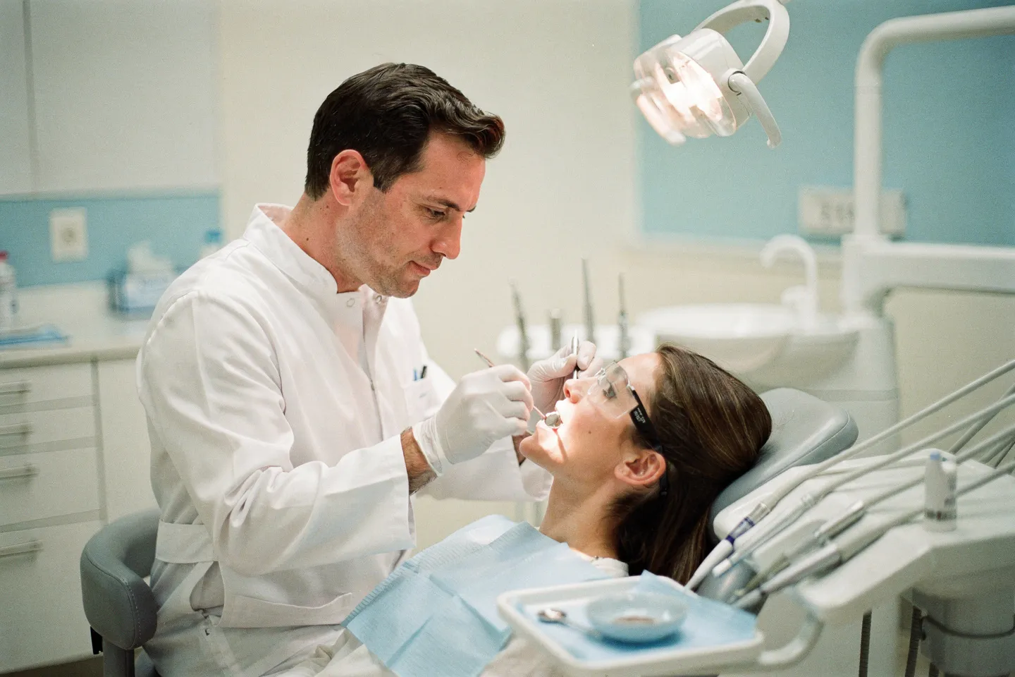 Ein Zahnarzt untersucht einen Patienten in einer modernen Zahnklinik mit freundlicher Atmosphäre