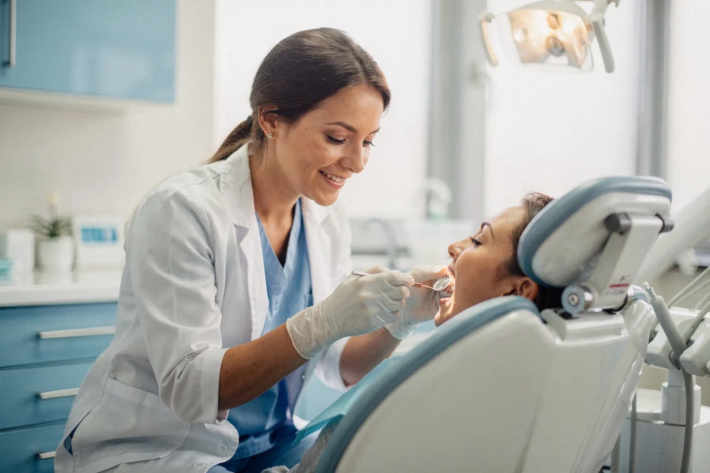 Eine Zahnärztin untersucht freundlich die Zähne eines Patienten in einer modernen Praxis